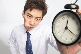 商务青年男人拿着闹钟