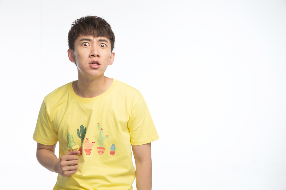 表情震惊的青年男人照片