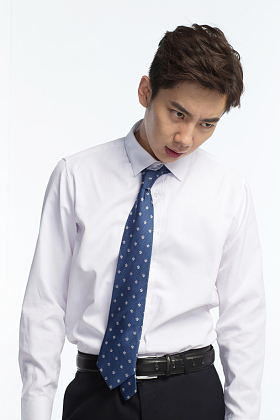 面部表情痛苦的青年男人图片