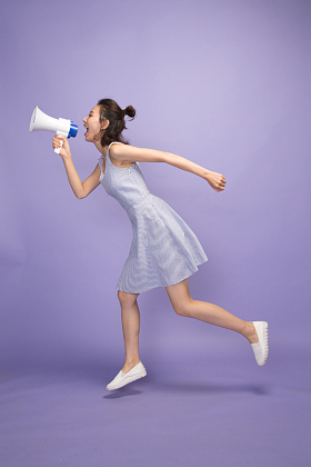 年轻女孩拿着话筒图片