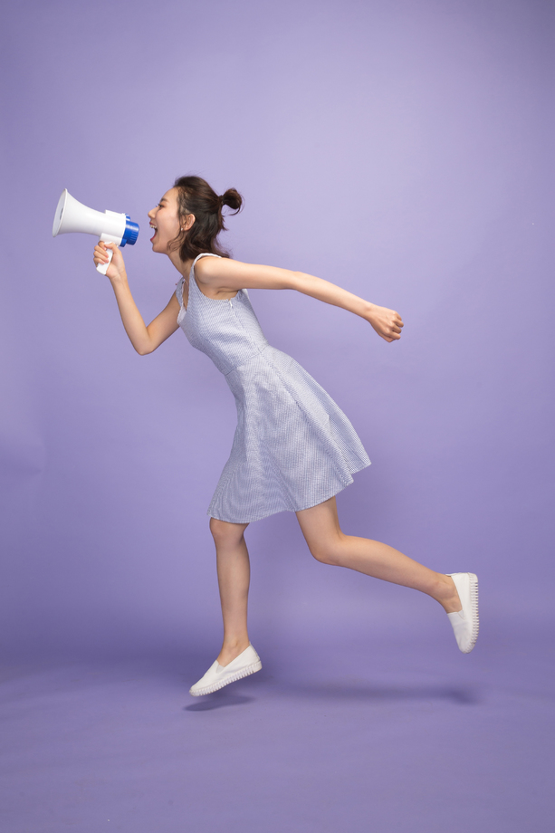 年轻女孩拿着话筒图片