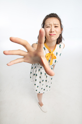 年轻女孩伸手抓