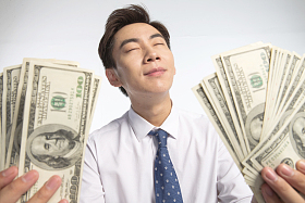 商务青年男人拿着美元