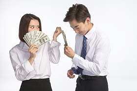 商务青年男女拿着美元