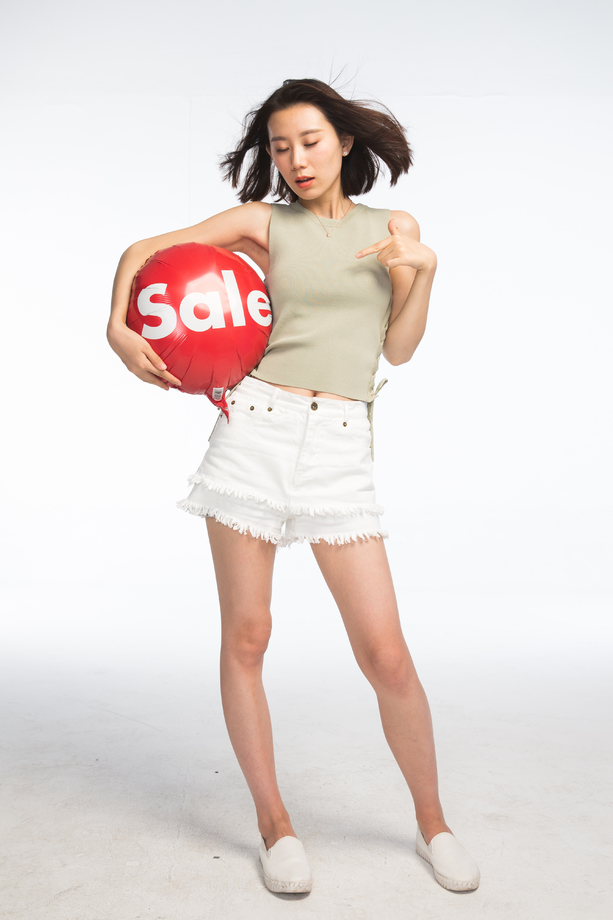 年轻女孩拿着气球 年轻女孩拿着气球