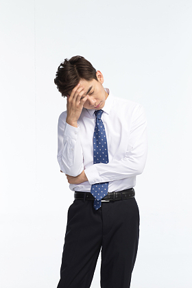 面部表情痛苦的青年男人图片