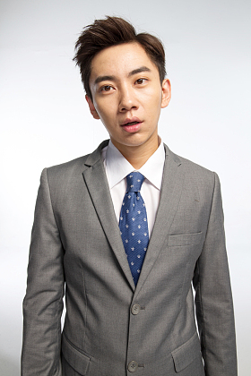 疲劳的商务青年男人