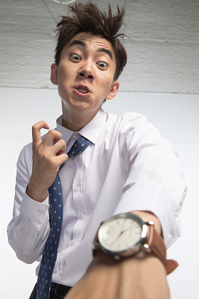 戴着腕表的商务青年男人