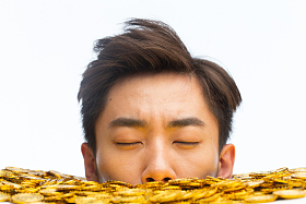 青年男人和金币照片