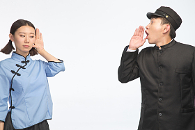 复古青年男女大喊图片