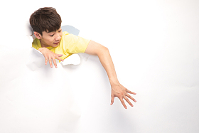 表情震惊的青年男人图片