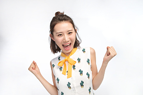 青年女人尖叫照片