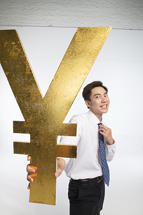 商务青年男人拿着人民币符号