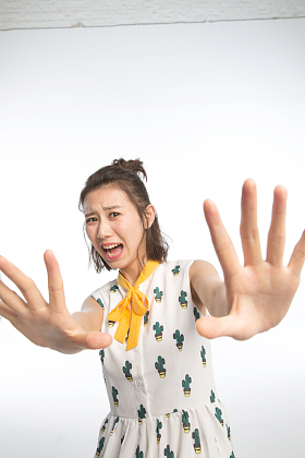 表情害怕的青年女人