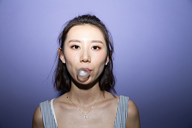 青年女人嚼口香糖图片