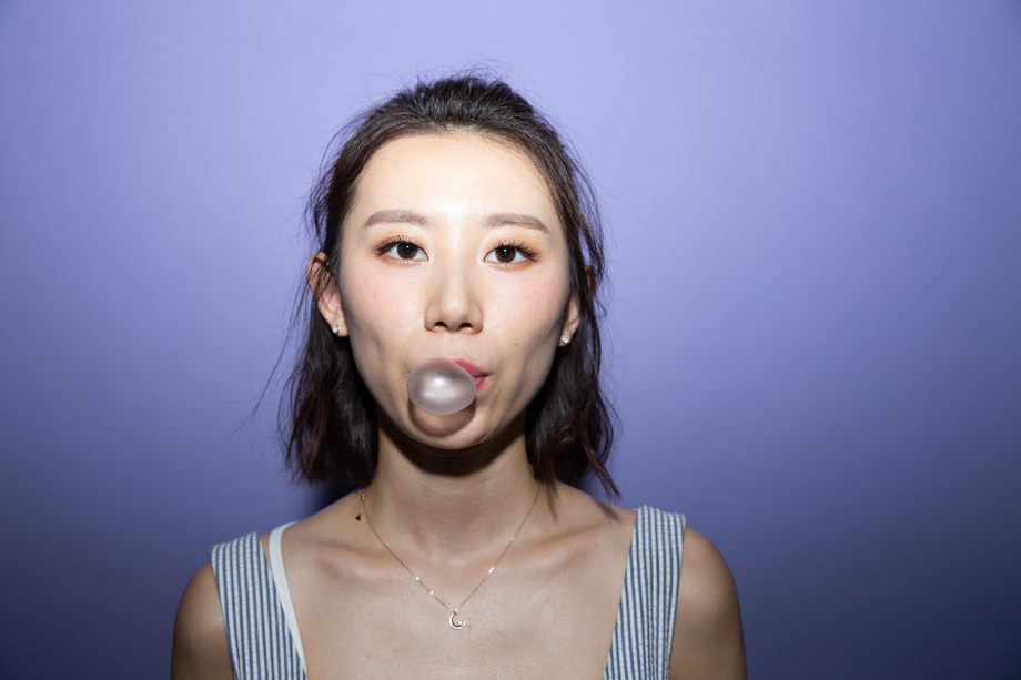 青年女人嚼口香糖图片