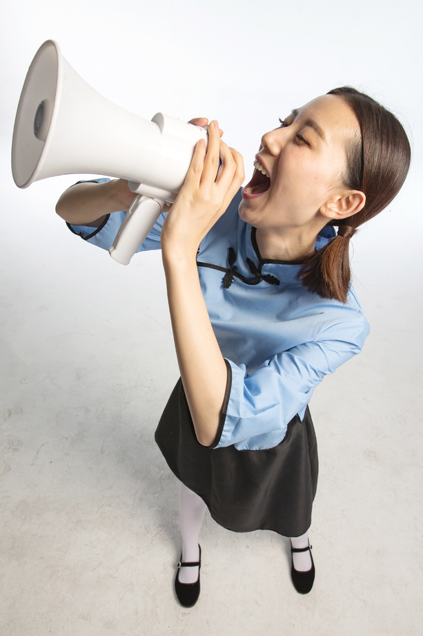 复古青年女人使用扩音器 复古青年女人使用扩音器