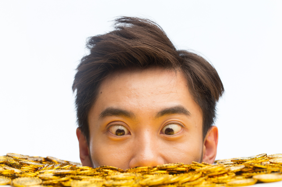 青年男人和金