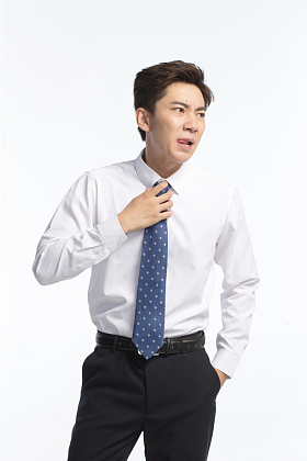 面部表情痛苦的青年男人图片