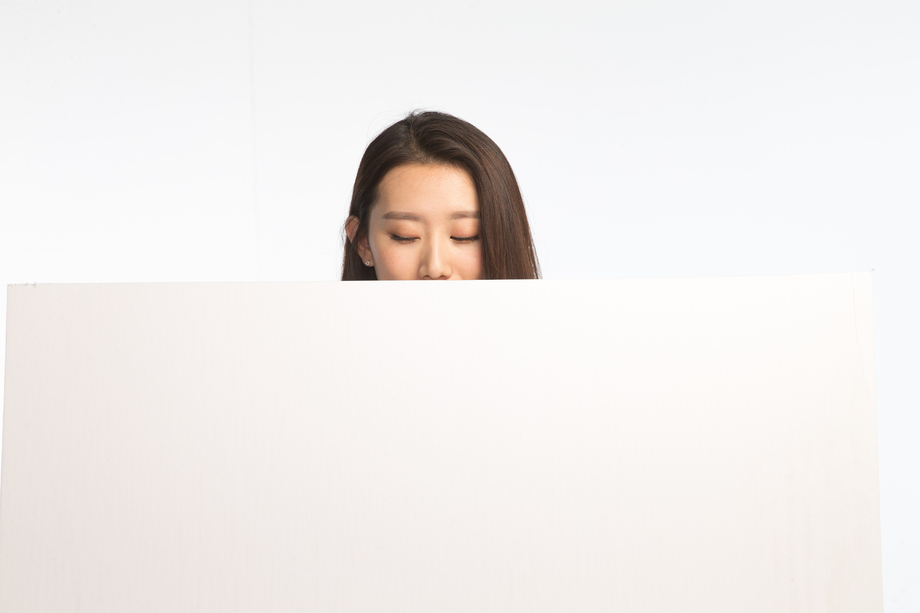 商务青年女人和白板