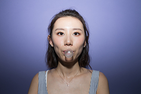 青年女人嚼口香糖照片