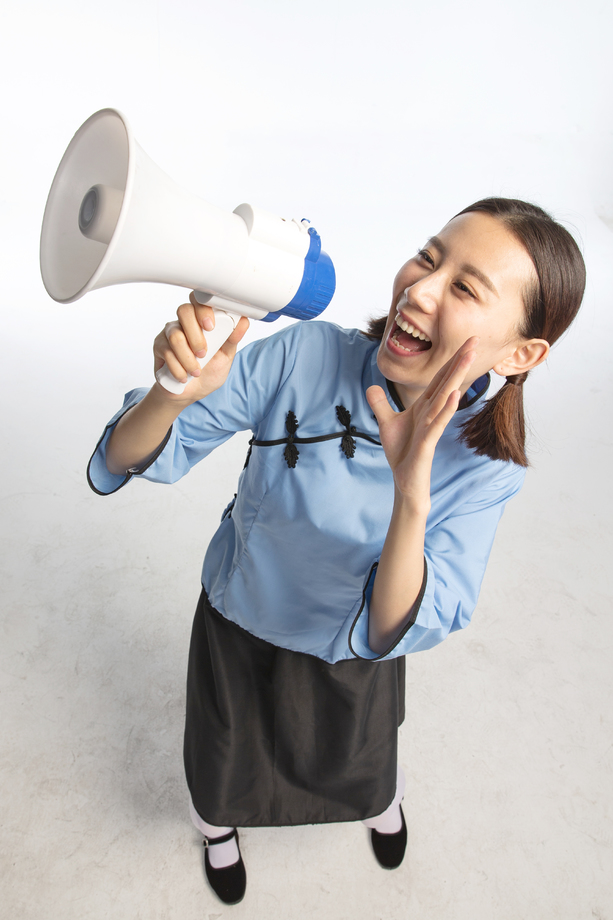 复古青年女人使用扩音器 复古青年女人使用扩音器