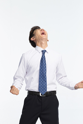 表情愤怒的商务青年男人