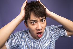 青年男人捂着耳朵图片