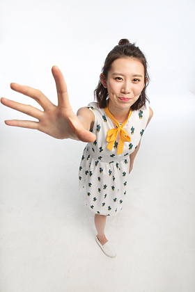 年轻女孩伸手抓