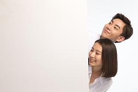 商务青年男女和白板