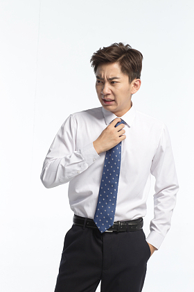 面部表情痛苦的青年男人