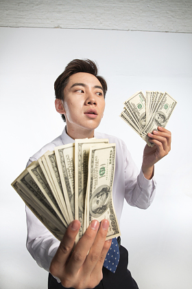 商务青年男人拿着美元