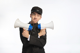 复古青年男人使用扩音器