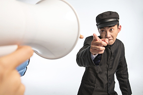 复古青年女人对着青年男人呼喊