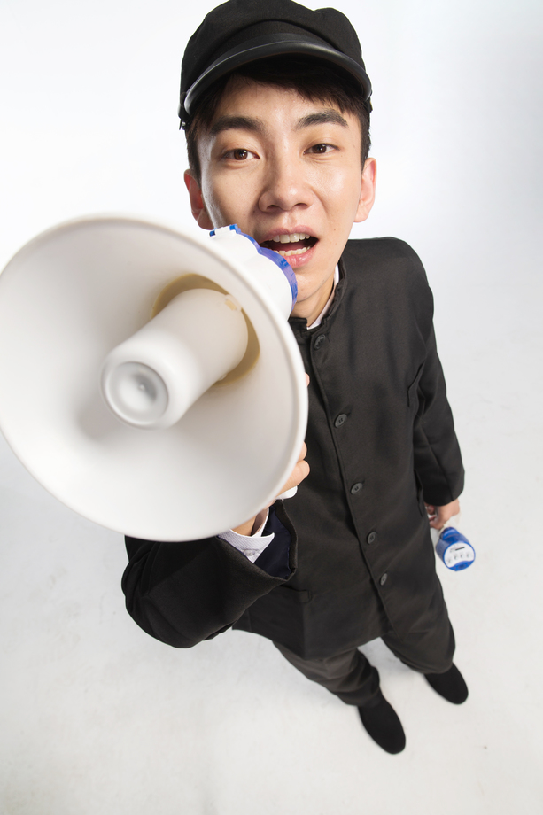 复古青年男人使用扩音器 复古青年男人使用扩音器