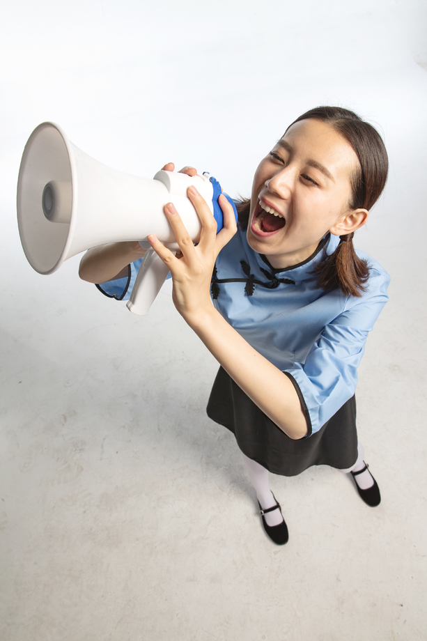 复古青年女人使用扩音器 复古青年女人使用扩音器