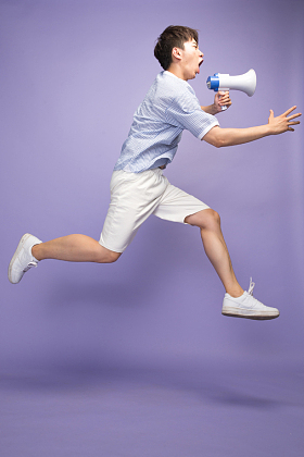 时尚青年男人拿着扩音器