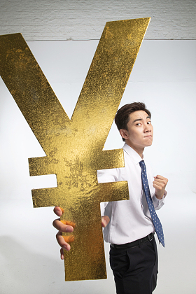 商务青年男人拿着人民币符号图片