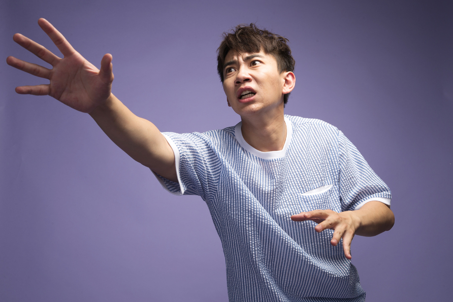 青年男人伸手照片