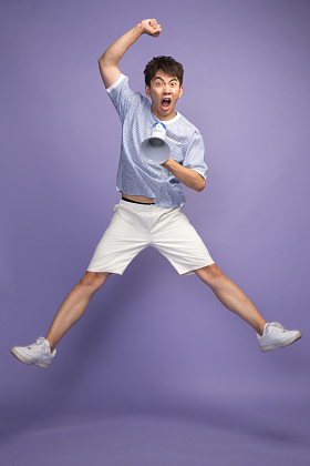 时尚青年男人拿着扩音器