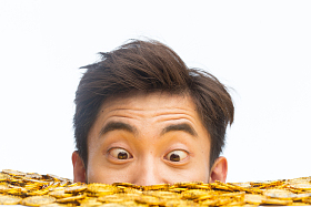 青年男人和金币照片