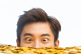 青年男人和金币照片