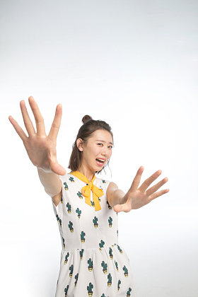 表情害怕的青年女人