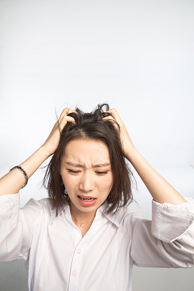 面部表情痛苦的青年女人