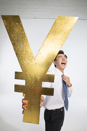 商务青年男人拿着人民币符号照片