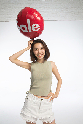 快乐的年轻女孩拿着气球照片