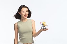 青年女人手托着购物车图片