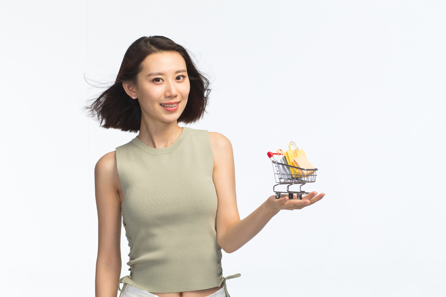 青年女人手托着购物车图片