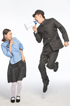 复古青年女人对着青年男人呼喊