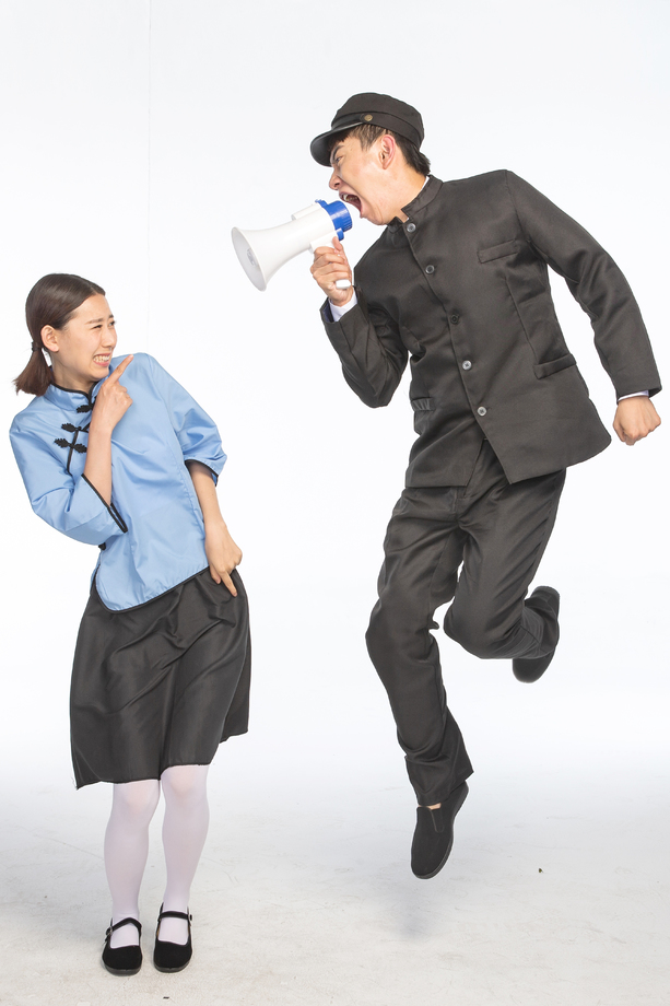 复古青年女人对着青年男人呼喊 复古青年女人对着青年男人呼喊